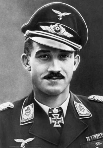 Jagdflieger Adolf Galland mit Ritterkreuz und Eichenlaub.